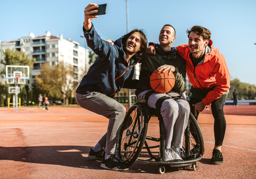 homme dans un fauteuil roulant dans un terrain de basket