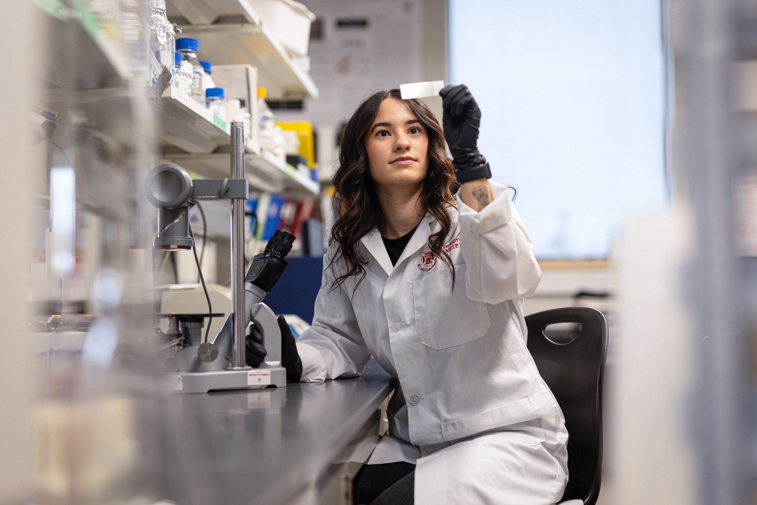 Femme en blouse de laboratoire dans un cadre de recherche