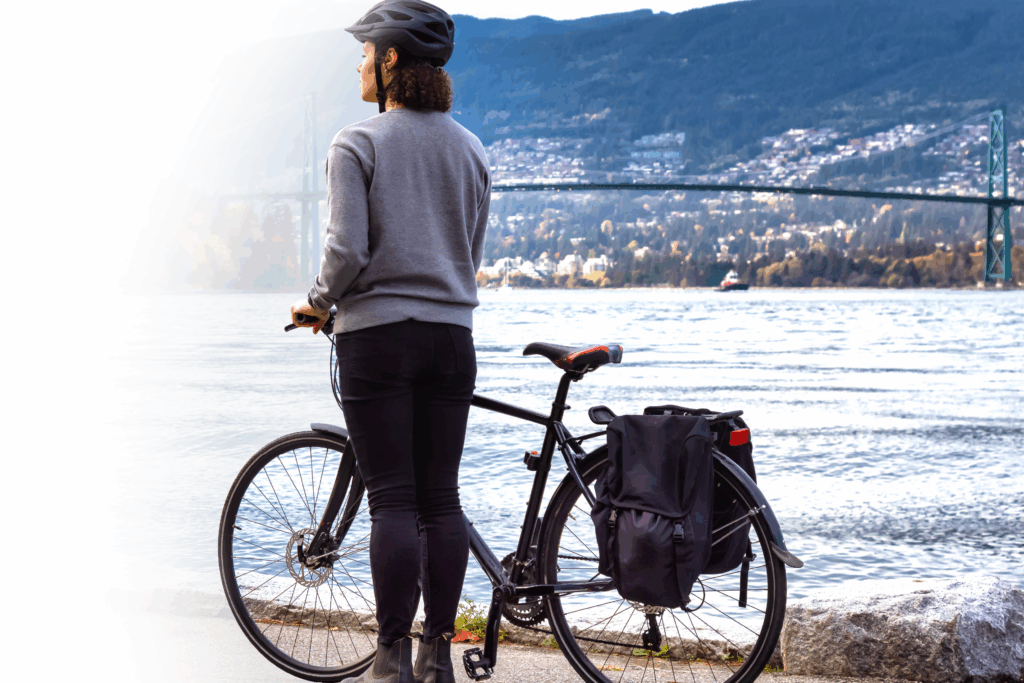 Woman standing next to bike in Stanley Park, Vancouver, British Columbia
Femme debout à côté d'un vélo dans le parc Stanley, Vancouver, Colombie-Britannique