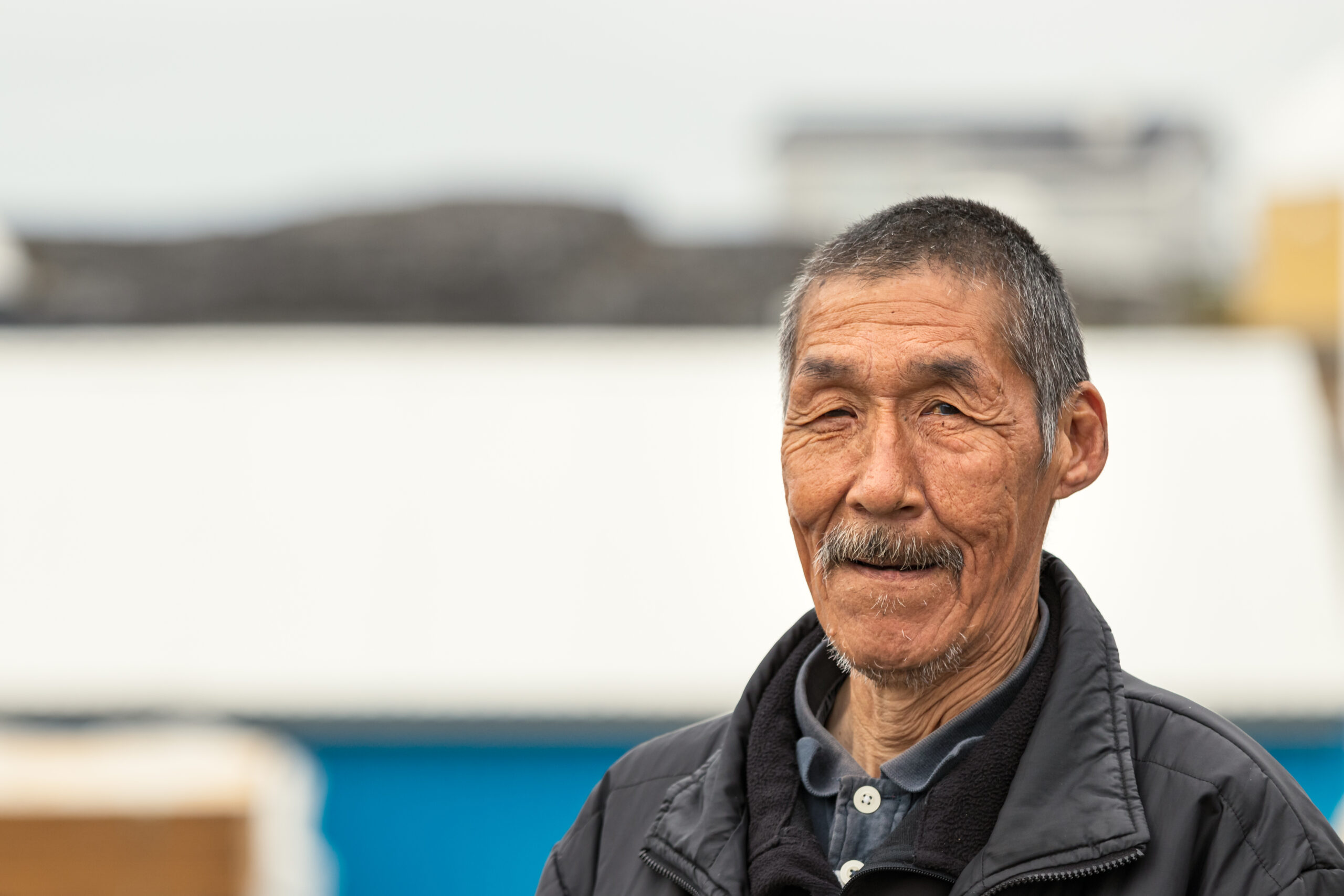 Nuuk, Groenland - 16 août 2019 : Portrait d’un homme inuit d’âge mûr regardant l’objectif à Nuuk, au Groenland.